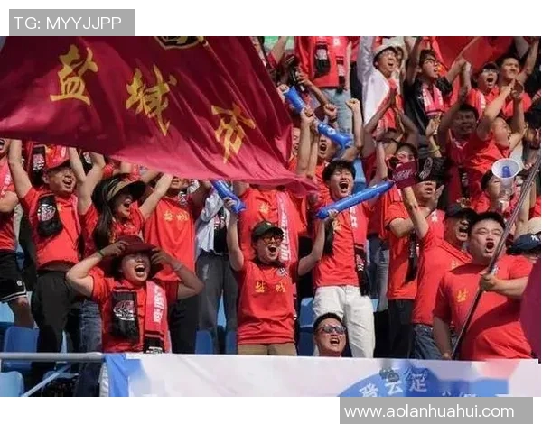 足球场看台上的球星与球迷互动瞬间引发全场欢呼与热议